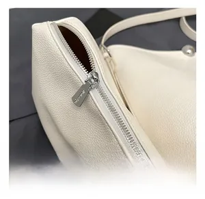 Détail du sac cabas en cuir grainé avec fermeture éclair en métal argenté de haute qualité