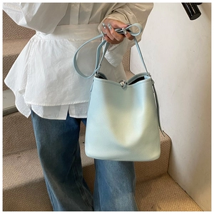 Détail du sac seau bleu clair avec texture cuir grainé et boucle argentée
