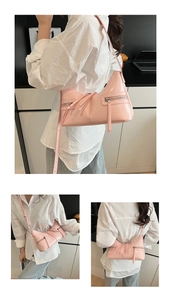 Dettaglio della borsa hobo in pelle verniciata rosa con zip argento e nappina a frange