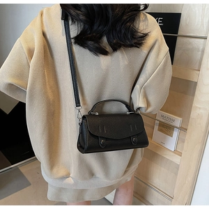 Vista dettagliata della mini borsa quadrata in pelle nera motivo litchi e bottoni