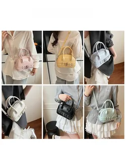 Mini sacs à main carrés en six couleurs avec options de transport à main et bandoulière