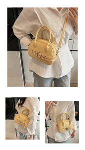 Vue détaillée d'un sac carré bandoulière jaune pâle avec boucle décorative élégante