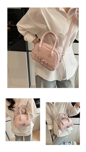 Détails du sac à main rose en cuir avec boucle en métal et bandoulière réglable