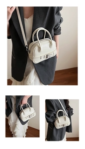 Détail du petit sac bandoulière beige en cuir PU avec doubles poignées arrondies