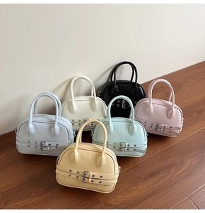 Détail de mini sacs Boston colorés avec ceintures décoratives et œillets métalliques