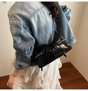 Borsa hobo in vernice nera lucida con zip argento e dettaglio di lunghe frange