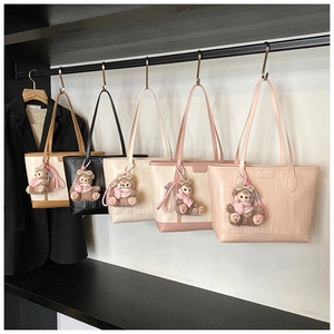 Lässige Arbeit Pendeln Tote Bag große Kapazität PU Leder Umhängetasche mit Bären Anhänger