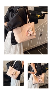 Detailaufnahme der stilvollen rosa Tote-Tasche mit einem niedlichen Plueschanhaenger.