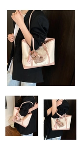 Lässige Pendler-Tote-Bag Detailansicht in Rosa und Creme mit süßem Bärenanhänger für Damen.