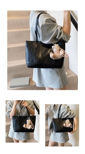 Schwarze grosse Schulter Tote Tasche mit suessem Plueschtier Anhaenger fuer Alltag Arbeit.