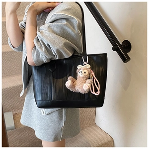 Schwarze Damen Shopper Tasche mit süßem Bärenanhänger, große Kapazität Umhängetasche Alltag.