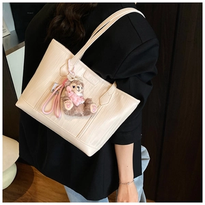 Elegante PU Leder Handtasche für Damen, große Umhängetasche mit süßem Plüsch-Anhänger chic.