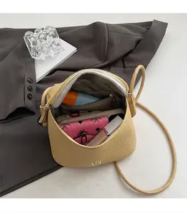 Interno della borsa beige in pelle litchi con spazio per cellulare e portafoglio