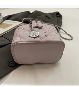 Borsa a tracolla rosa trapuntata con strass luminosi e dettaglio ciondolo rosa argento