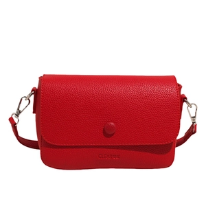 Sac sous le bras minimaliste en cuir rouge grainé pour femme avec détails métalliques