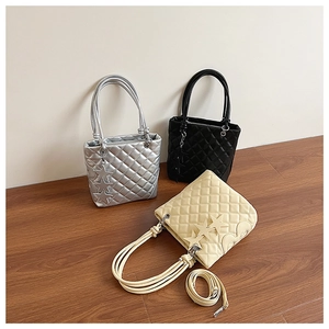 Sacs cabas matelassés en argent, noir et beige avec breloques étoiles et bandoulières amovibles