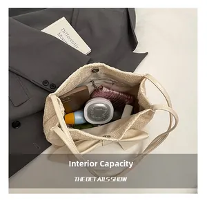 Détail montrant la capacité intérieure du sac en paille avec fermeture magnétique