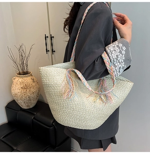 Dettaglio borsa tote in paglia crema con tracolla intrecciata multicolore e frange