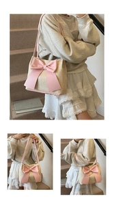 Détail du sac cabas en paille avec grand nœud rose et fines bretelles en cuir