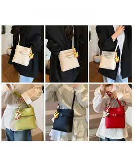 Borsa a secchiello motivo litchi in quattro colori con ciondolo a forma di anatra