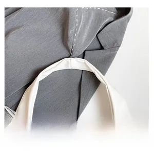 Détail de la large bandoulière confortable en cuir blanc sur un sac cabas épuré