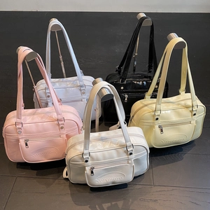 Grand sac à bandoulière minimaliste en cinq couleurs avec finition cuir brillant