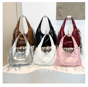 Détails de sacs hobo brillants avec franges et nœuds déclinés en six couleurs