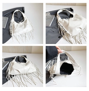 Détails du sac hobo blanc à franges longues avec un grand compartiment et style chic