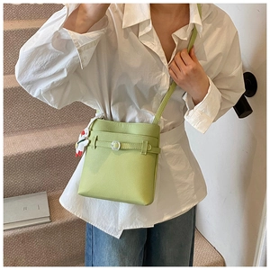 Détail du sac à bandoulière en cuir litchi vert clair avec pendentif lapin mignon