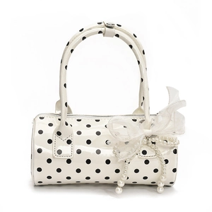 Bolso cilíndrico blanco con lunares negros, lazo de tul y colgante de perlas en blanco
