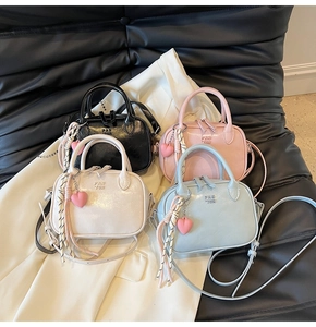 Détails de quatre mini sacs à bandoulière en cuir PU aux tons pastel avec logo en métal