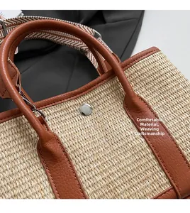 Détail du sac seau en paille tissée montrant le tissu et la poignée en similicuir brun