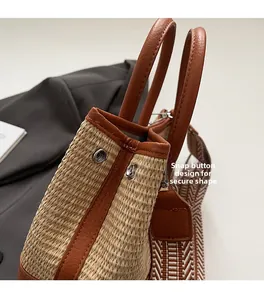 Détail du bouton pression sur le sac seau en paille avec bandoulière tissée