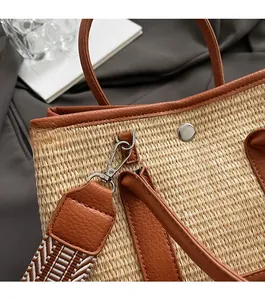 Vue détaillée du sac en paille tressée avec boucles argentées et bandoulière géométrique