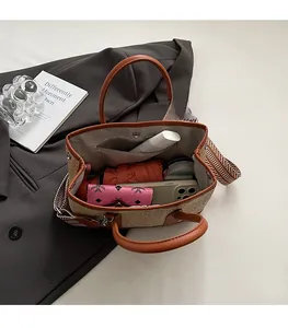 Vue intérieure montrant la grande capacité du sac fourre-tout en paille et anses en cuir