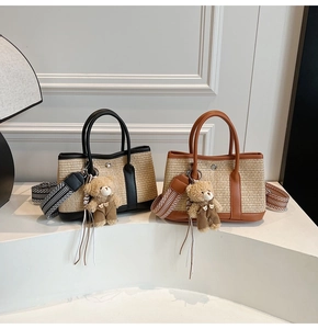 Détails de sacs seau en paille avec garniture en cuir et bandoulière en jacquard