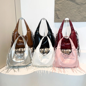 Sac hobo chic à franges et nœud en six couleurs sur présentoir d'exposition