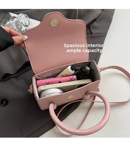 Intérieur du sac bandoulière rose en cuir PU montrant un grand espace de rangement