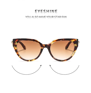 Détail de lunettes de soleil œil-de-chat écaillées avec verres dégradés et charnière dorée