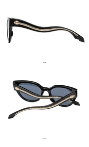 Détail de lunettes de soleil œil de chat noires avec design de serpent doré sur la branche