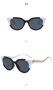 Détails de lunettes de soleil œil de chat avec monture contrastée et serpent doré
