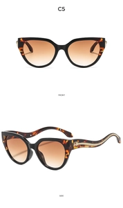 Lunettes de soleil œil de chat à monture écaille avec détails serpent doré macro