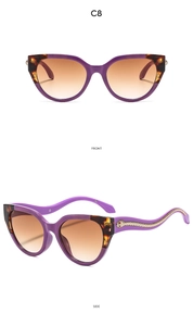 Détail de lunettes œil-de-chat violettes avec relief de serpent doré sur la branche