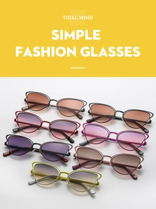 Occhiali da sole cat-eye in metallo disponibili in vari colori come bordeaux e rosa