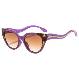 Lunettes de soleil œil de chat à monture violette et branches serpent avec verres dégradés