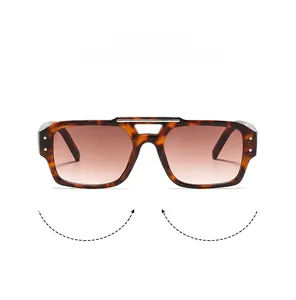 Détail de lunettes de soleil écailles avec pont en métal argenté et verres dégradés bruns