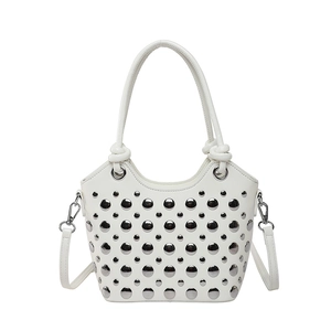 Borsa a secchiello bianca con borchie metalliche, manico e tracolla rimovibile