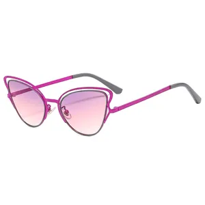 Occhiali da sole cat-eye in metallo oro rosa con lenti sfumate viola e montatura a giorno