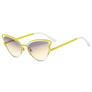 Occhiali da sole cat eye con doppia montatura in metallo giallo e lenti sfumate