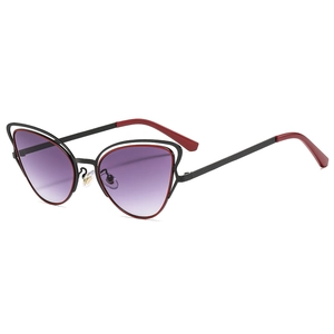 Occhiali da sole cat eye con montatura in metallo nero, lenti viola sfumate e aste rosse